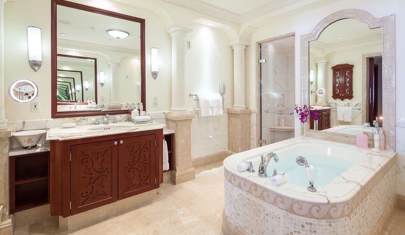 SANDY LANE - DOLPHIN SUITE BATHROOM_001